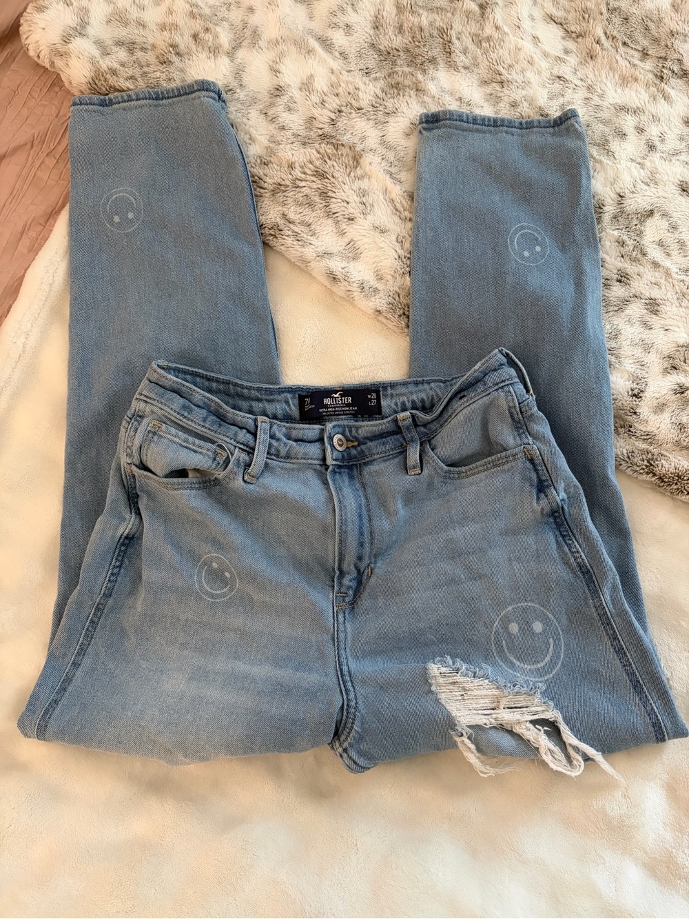 ✨ HOLLISTER SMILEY FACE RIPPED ULTRA HIGH RISE MOM JEANS ✨